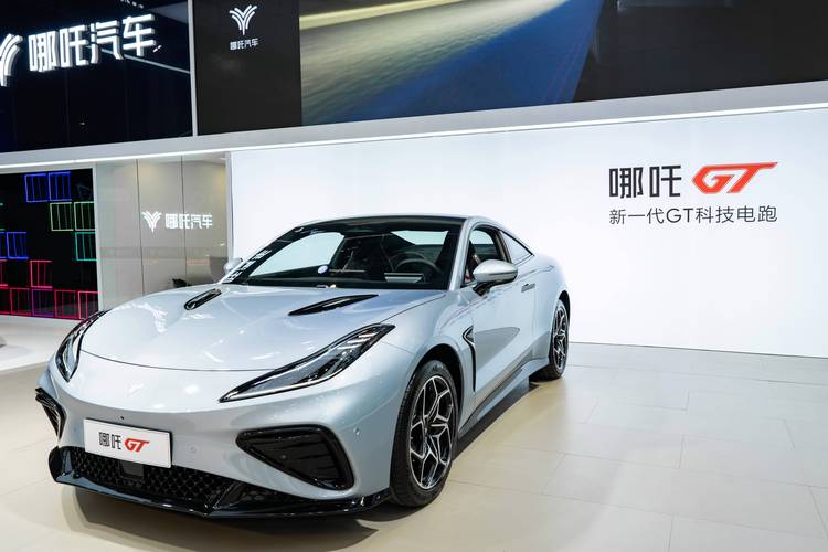 深圳246哪吒汽车在智能汽车领域的表现，领途汽车在新能源汽车市场中的影响力